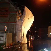 Gerüst droht um zu stürzen in Thannhausen am 11.08.14_2.jpg