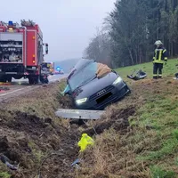 VU Schulbus+PKW auf der GZ8 zw. Mindelzell und Hasberg am 07.03.24_2.jpg